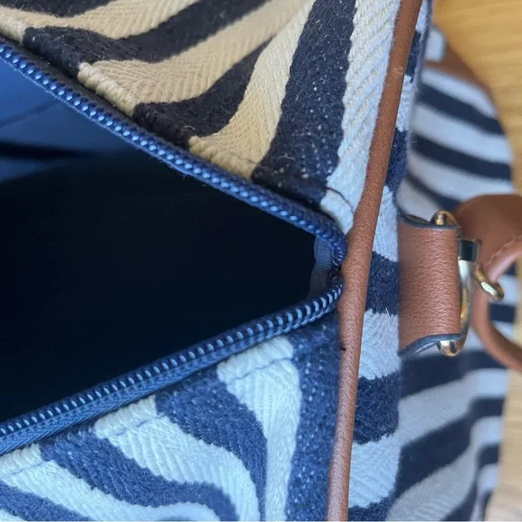 Small Nautical Stripe Weekender 💙🤍 - Picture 4 of 8